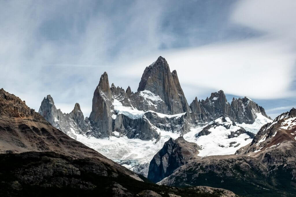 Mount Fitz Roy torent uit boven El Chaltén, Patagonië