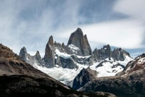 Mount Fitz Roy torent uit boven El Chaltén, Patagonië