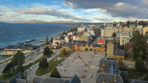Uitzicht over de meren en bergen van Bariloche, Argentinië
