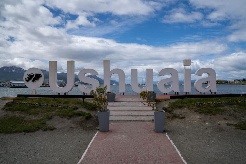 De haven van Ushuaia met besneeuwde bergen op de achtergrond