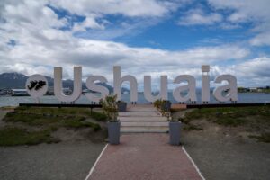 De haven van Ushuaia met besneeuwde bergen op de achtergrond