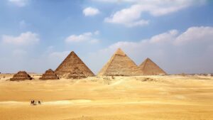 De tempel van Abu Simbel met de kolossale beelden van Ramses II