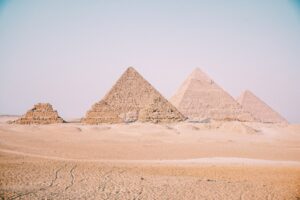 Piramides van Giza in Caïro tijdens zonsondergang