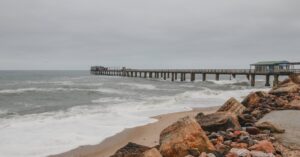 Zandduinen ontmoeten de oceaan bij Swakopmund
