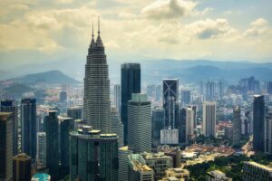 KL Forest Eco Park met wolkenkrabbers op de achtergrond