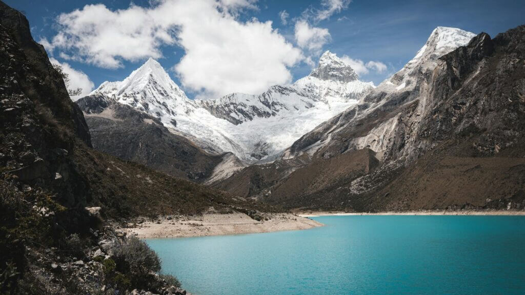 Het felblauwe water van Laguna 69 in de Cordillera Blanca