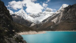 Het felblauwe water van Laguna 69 in de Cordillera Blanca