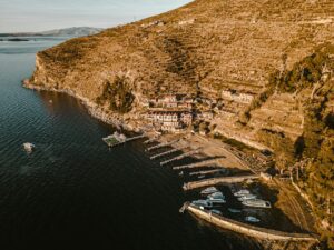 Uitzicht over het diepblauwe Titicacameer vanaf Isla del Sol