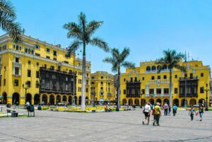 De dramatische kustlijn en kliffen van Miraflores in Lima