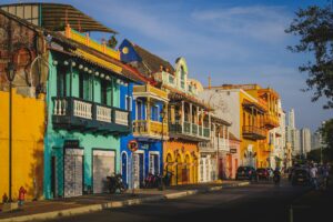 Kleurrijke straat in de wijk Getsemaní in Cartagena, Colombia