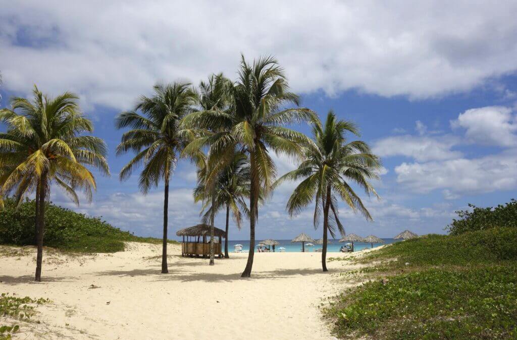Helderblauw water en koraalrif aan de kust van Cuba
