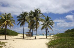 Helderblauw water en koraalrif aan de kust van Cuba