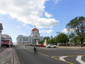 Koloniale architectuur en klassieke auto's in de straten van Cienfuegos