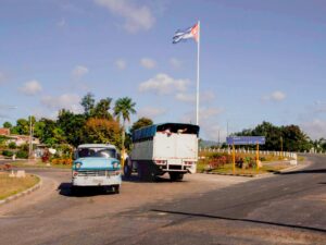 Uitzicht over de groene Valle de Viñales met de kenmerkende mogotes rotsen