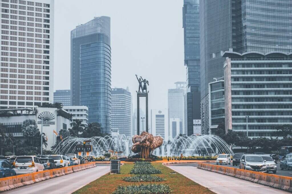 Uitzicht op de skyline en het drukke verkeer van Jakarta