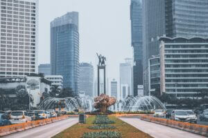 Uitzicht op de skyline en het drukke verkeer van Jakarta