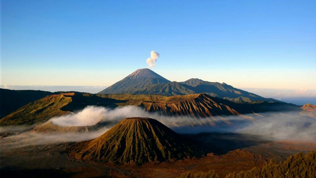 Zonsopkomst over het vulkanische landschap van Mount Bromo