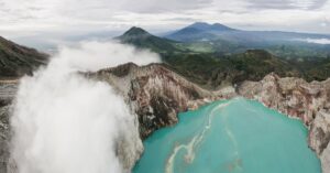 Het turquoise kratermeer en de zwaveldampen van Kawah Ijen
