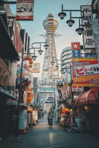 Neonlichten en drukte langs het Dotonbori kanaal in Osaka