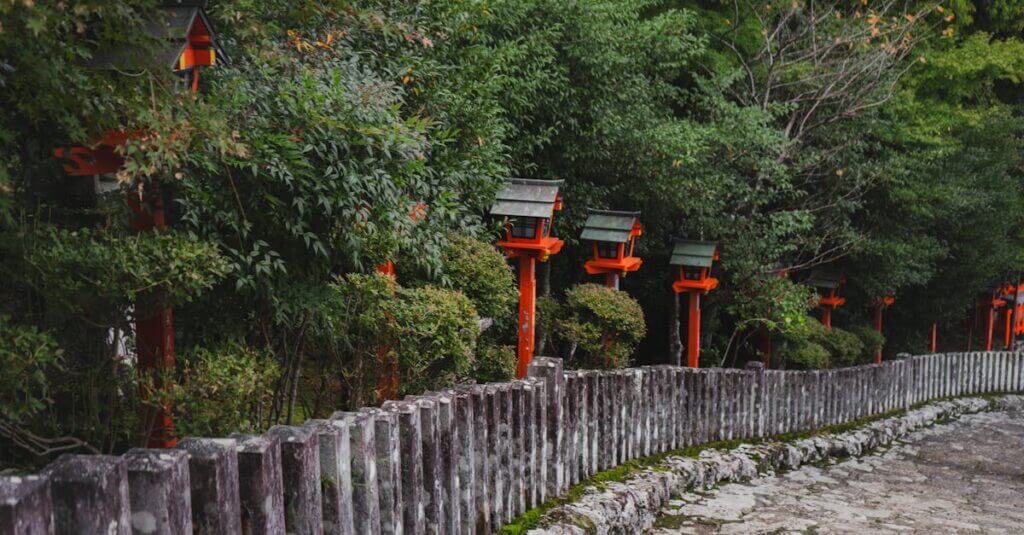 Met mos begroeide lantaarns en grafstenen op de Okunoin begraafplaats in Koyasan