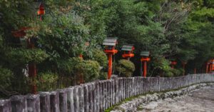 Met mos begroeide lantaarns en grafstenen op de Okunoin begraafplaats in Koyasan