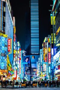 Neonlichten en drukte in de straten van Tokyo bij nacht