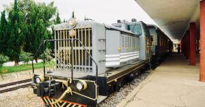 Straatbeeld met pousse-pousse in Antsirabe Madagaskar