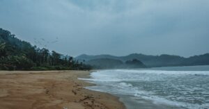 Tropisch strand en dichte jungle op Pulau Tioman