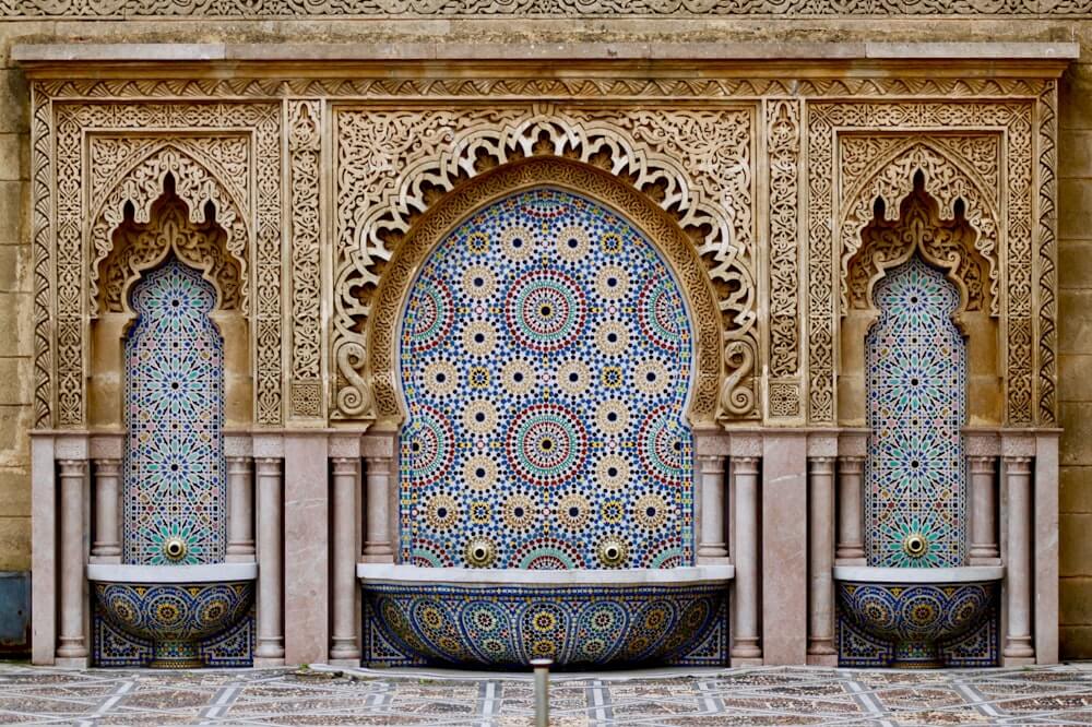 De drukke souks en rode muren van de medina in Marrakech
