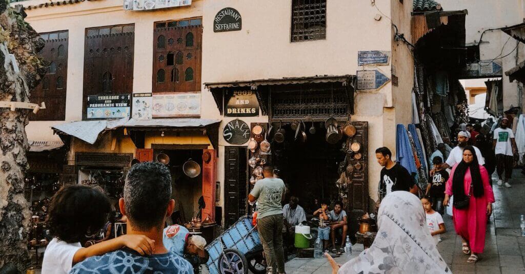 De kleurrijke verfbaden van de Chouara leerlooierijen in Fes