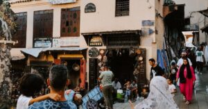 De kleurrijke verfbaden van de Chouara leerlooierijen in Fes
