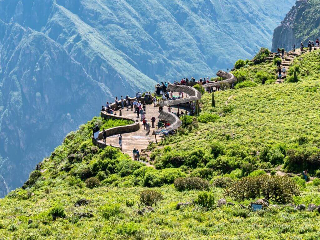 Uitzicht over de diepe Colca Canyon in Peru