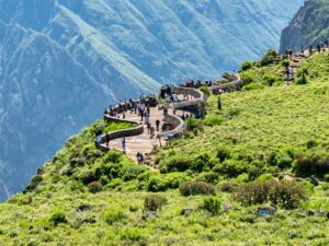 Uitzicht over de diepe Colca Canyon in Peru