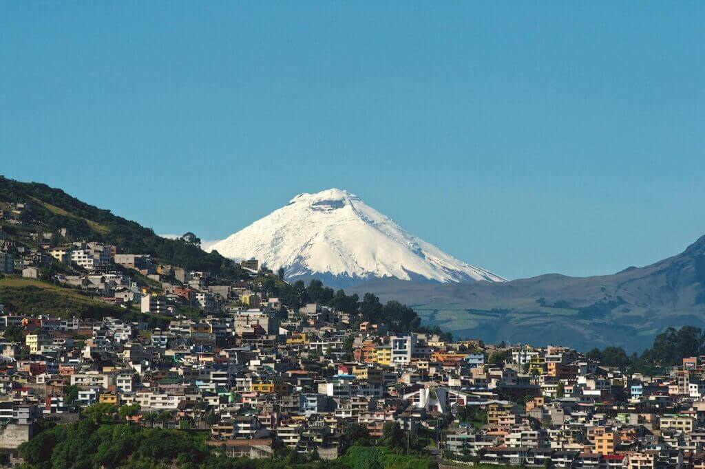 De indrukwekkende besneeuwde top van de Cotopaxi vulkaan in Ecuador