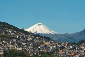 De indrukwekkende besneeuwde top van de Cotopaxi vulkaan in Ecuador