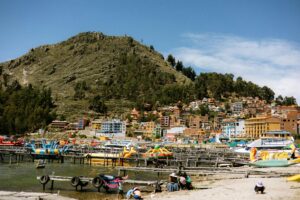 Kabelbaan over de stad La Paz met bergen op de achtergrond