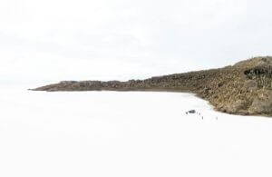 Jeep op de uitgestrekte zoutvlakte van Salar de Uyuni, Bolivia