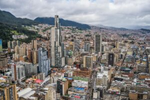 Uitzicht over de uitgestrekte stad Bogotá vanaf de berg Monserrate