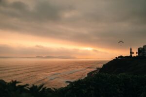 De groene kliffen van de Malecón in Miraflores, Lima, met uitzicht op de Stille Oceaan