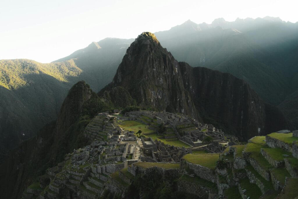 De iconische ruïnes van Machu Picchu in de bergen van Peru