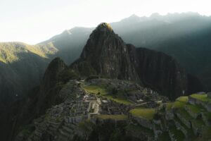 De iconische ruïnes van Machu Picchu in de bergen van Peru