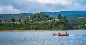Uitzicht over Lake Bunyonyi en de eilanden, Oeganda