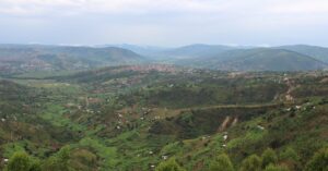 Kigali stadsoverzicht vanaf een heuvel met schone straten