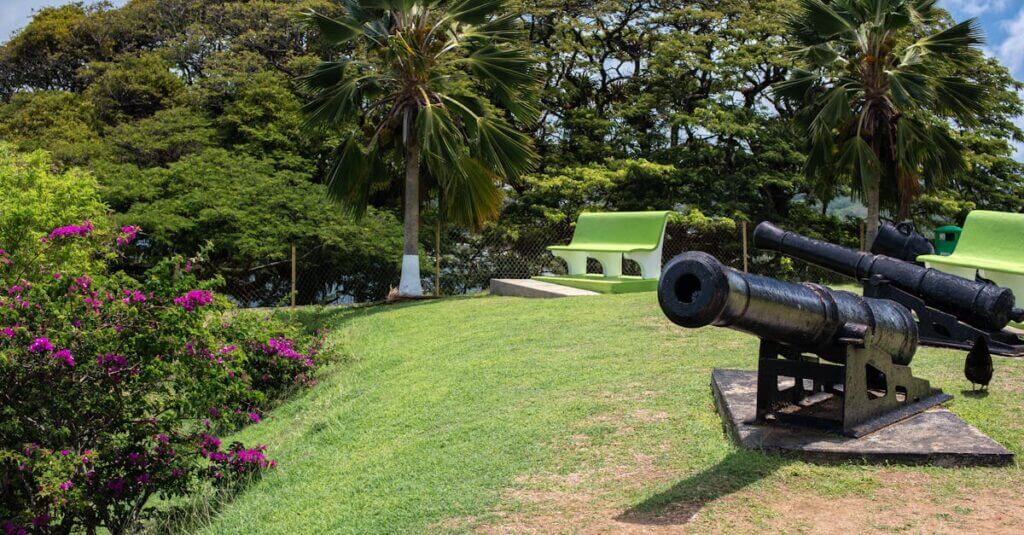 Uitgestrekte felgroene theeplantages rondom Fort Portal