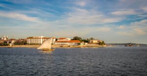 Traditionele dhow zeilboot bij Lamu eiland