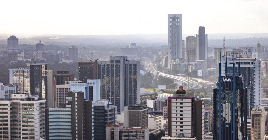 Nairobi skyline en straatbeeld met lokaal verkeer
