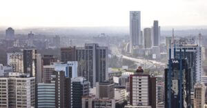 Nairobi skyline en straatbeeld met lokaal verkeer