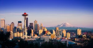 Skyline van Seattle met de Space Needle en Mount Rainier op de achtergrond