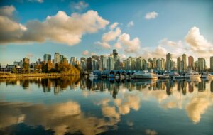 Zicht op de skyline van Vancouver en Stanley Park vanaf het water