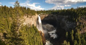De indrukwekkende Helmcken Falls in Wells Gray Provincial Park